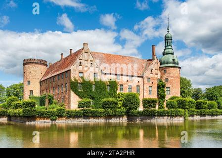 Das Renaissanceschloss Vittskövle mit Park, blühenden Blumen und Wassergraben in Südschweden im Sommer Stockfoto