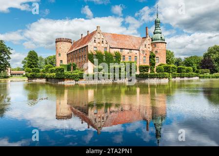 Das Renaissanceschloss Vittskövle mit Park, blühenden Blumen und Wassergraben in Südschweden im Sommer Stockfoto