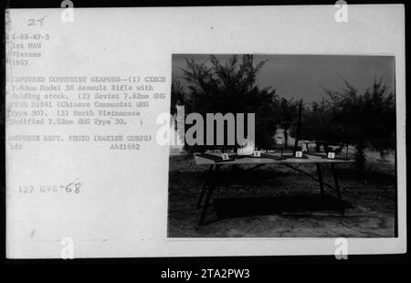 Zu den eroberten kommunistischen Waffen gehören ein tschechisches 7,62 mm Modell 58 Sturmgewehr, sowjetisches 7,62 mm SMG PPSh M1941 und nordvietnamesisches modifiziertes 7,62 mm SMG Typ 50. Foto vom US-Verteidigungsministerium, Marine Corps, 1967. Stockfoto