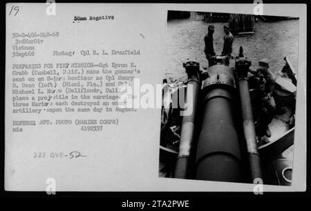 Marines der 3. Marine-Division bereiten sich auf Feuermissionen während des Vietnamkriegs vor. Sergeant Byron E. Crabb bemannt den Sitz des Schützen auf einer 8-Zoll-Haubitze, während Corporal Henry D. Dean und Corporal Michael L. Noro ein Projektil in den Wagen stellen. Alle drei Marines zerstörten im August einen feindlichen Artilleriesapon. Stockfoto