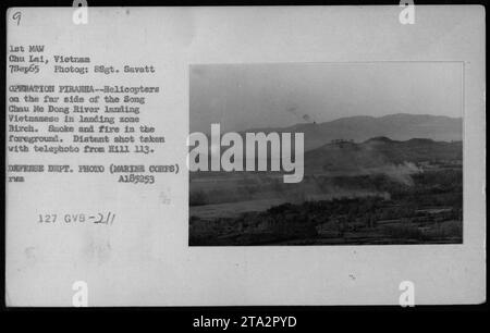 Hubschrauber mit dem 1st Marine Aircraft Wing (1st MAW) werden am 7. September 1965 während der Operation PIRANHA gesehen. Die Hubschrauber landen vietnamesische Truppen in der Landezone Birch auf der anderen Seite des Song Chau Me Dong Flusses in Chu Lai, Vietnam. Rauch und Feuer sind im Vordergrund sichtbar. Das Foto wurde von SSgt aufgenommen. Savatt ab Hill 113. Dieses Bild ist ein Foto des Verteidigungsministeriums (Marine Corps) mit der Identifikationsnummer A185253 XW 127 GVB-2. Stockfoto