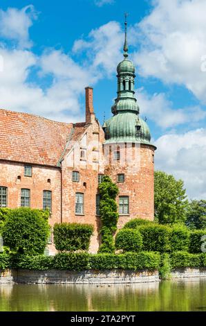 Das Renaissanceschloss Vittskövle mit Park, blühenden Blumen und Wassergraben in Südschweden im Sommer Stockfoto