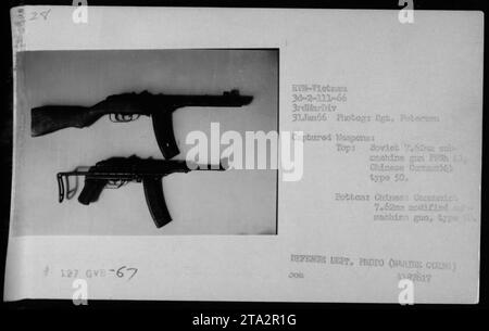 Ein Foto, das die Waffen während des Vietnamkriegs zeigt. Die oberste Waffe wird als sowjetische Maschinenpistole 7,62 PPSH 41 und als chinesische Koma Typ 50 mit Kuu identifiziert. Die untere Waffe ist eine modifizierte chinesische kommunistische 7,62 mm Maschinenpistole vom Typ 50. Foto von Sgt. Peterson, 31. Januar 1966. Stockfoto