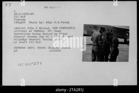 Admiral John J. Hyland, USN CINPACFLT, kommt in Danang, VII. Base Operations. Er wird von Generalmajor Bowmen, Stellvertretender GG 1 11 MAF, und Brigadegeneral Dooley, Stabschef III MAF begrüßt. Dieses Foto zeigt das Treffen zwischen diesen Offizieren während des Vietnamkrieges. Stockfoto