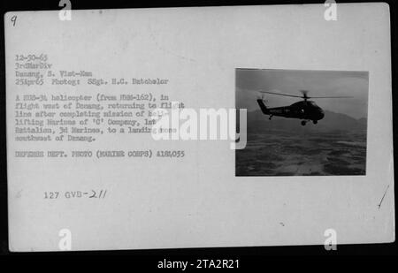 Ein HUS-34-Hubschrauber von HAS-162, der am 25. April 1965 westlich von Danang flog. Sie kehrt zur Fluglinie zurück, nachdem sie eine Mission durchgeführt hat, um die Marines der C-Kompanie, 1. Bataillon, 3. Marines in eine Landezone südöstlich von Danang zu transportieren. Foto von SSgt. H.C. Batchelor. Stockfoto