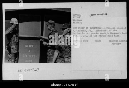 General Leonard F. Chapman Jr., Kommandeur des Marine Corps, begrüßt am 16. Januar 1971 Corporal Jack O’Neal Jr., einen Wächter in der Marine Mesa Hall, während eines Besuchs der 1. Marine Division in Vietnam. Stockfoto