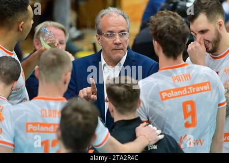 Ceske Budejovice, Tschechische Republik. November 2023. Trainer von Wegiel Marcelo Mendez, Mitte, während des 2. Runde Gruppenspiel der Männer in der Gruppe D Jihostroj Ceske Budejovice gegen Jastrzebski Wegiel in Ceske Budejovice, Tschechische Republik, 28. November 2023. Quelle: Vaclav Pancer/CTK Photo/Alamy Live News Stockfoto