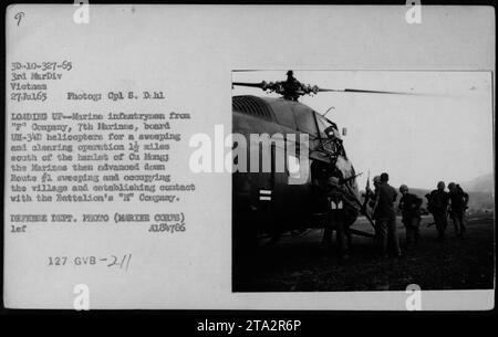 Marine-Infanteristen von 'P' Company, 7. Marines, gehen an Bord UH-34D-Hubschrauber für eine Wiege- und Räumungsoperation 1,5 km südlich von Cu Mong Village. Die Marines rückten die Route Nr. 1 entlang, besetzten das Dorf und knüpften Kontakt mit der „H“-Kompanie des Bataillons an. Dieses Foto wurde am 27. Juli 1965 von CPL S. D. HI aufgenommen und ist Teil der Fotografien amerikanischer Militäraktivitäten während des Vietnamkriegs. Verteidigungsabteilung Foto (MARINE CORPS). Stockfoto