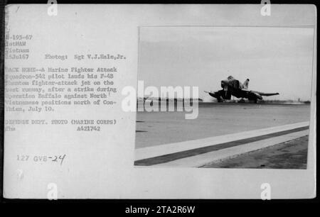 Ein Pilot der Marine Fighter Attack Squadron-542 landet seinen F-4B Phantom Fighter Attack Jet auf der Westbahn nach einem Angriff während der Operation Buffalo auf nordvietnamesische Positionen nördlich von Con-Thien am 10. Juli 1967. Das Foto wurde von Sgt V. J. Hale Jr. aufgenommen Es ist ein Foto des Verteidigungsministeriums vom Marine Corps. Stockfoto