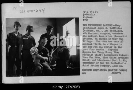 Navy Leutnant James R. McMillian, ein Chirurg aus Atlanta, Georgia, untersucht den zehntausendsten Patienten, der von seinem medizinischen Team während eines Medical Civil Action Program (MEDCAP) in Thuy Tan Village behandelt wurde. Das Team, Teil des 3. Bataillons, 4. Marines, hat in den letzten vier Monaten 56 medizinische Besuche im Hue-Phu Bai Sektor gemacht. Captain Nguyen Van Tang, Oberstleutnant Phan Van Khoa und Leutnant Paul R. Ek sind ebenfalls anwesend. Dieses Foto wurde vom Verteidigungsministerium aufgenommen. Stockfoto