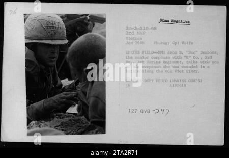 Auf diesem Foto vom Januar 1968 wird der leitende Korpsmann HM2 John B. 'Doc' Dembosz mit einem seiner verwundeten Korps von 'K' Co., 3rd Bn., 1st Marine Regiment, sprechen sehen. Der verwundete Leichnam wurde während einer Schlacht am Cua Viet verletzt. Das Foto wurde von CPL Wolfe aufgenommen und ist ein Foto des Verteidigungsministeriums (Marine Corps). Stockfoto