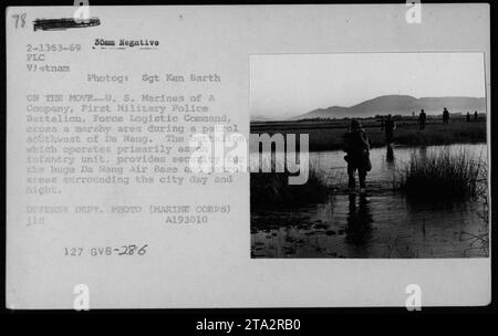 US-Marines aus Einer Kompanie, dem Ersten Militärpolizeibataillon, dem Force Logistic Command, ziehen 1969 während einer Patrouille südwestlich von da Nang durch ein Sumpfgebiet. Das Bataillon, das als Infanterie dient, ist verantwortlich für den Schutz der da Nang Air Base und die Durchführung von Patrouillen in der Stadt. (Foto des Verteidigungsministeriums, Marine Corps) Stockfoto