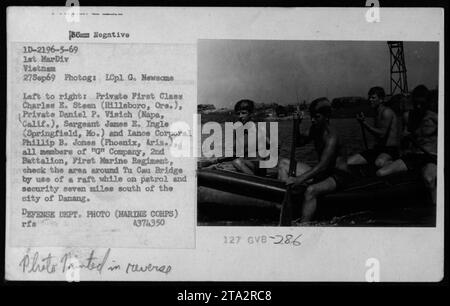 Am 27. September 1969 patrouillieren Marines der G Company, 2. Bataillon, 1. Marine Regiment, und sichern das Gebiet um die Tu Can Bridge mit Flößen, 11 Meilen südlich von Danang, Vietnam. Stockfoto