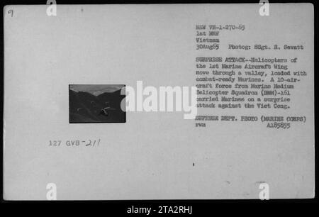 Hubschrauber des 1st Marine Aircraft Wing begleiten kampfbereite Marines während des Vietnamkriegs durch ein Tal. Am 30. August 1965 wurde ein Überraschungsangriff auf die Viet Cong von einer 10-Flugzeugtruppe der Marine Medium Helicopter Squadron (M)-161 durchgeführt. Dieses Foto, aufgenommen von SSgt. R. Savatt, wird dem Verteidigungsministerium zugeschrieben. (Bildunterschrift: A185855 XWM) Stockfoto