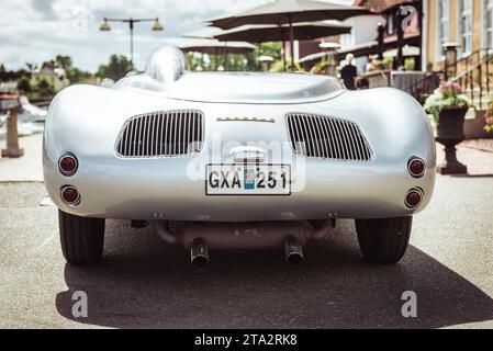 Heck eines silberfarbenen Porsche 718 Oldtimers vor einem gasthof in aHUS im Sommer, Skåne, Schweden Stockfoto