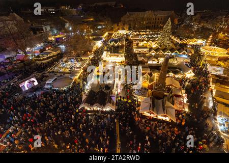 Weihnachtsmarkt Erfurt 2023 28112023 - Blick auf den Weihnachtsmarkt 2023 Eroeffnung des Erfurter Weihnachtsmärkte bei Schnee. Erfurt Thüringen Deutschland *** Weihnachtsmarkt Erfurt 2023 28112023 Ansicht des Weihnachtsmarktes 2023 Eröffnung des Erfurter Weihnachtsmarktes im Schnee Erfurt Thüringen Deutschland 281123 ppb-69 Credit: Imago/Alamy Live News Stockfoto