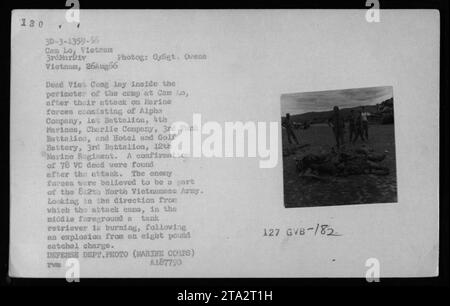 Der tote Viet Cong lag im Umkreis des Lagers bei com Lo, nachdem er am 26. August 1966 Marine-Truppen angegriffen hatte. Der Angriff betraf Alpha-Kompanie, 1. Bataillon, 4. Marines, Charlie-Kompanie, 3. Panzerbataillon, und Hotel and Golf Battery, 3. Bataillon, 12. Marine-Regiment. Insgesamt wurden 78 bestätigte VC-Todesfälle gemeldet. Die Angreifer waren Teil der 812. Nordvietnamesischen Armee. Im Vordergrund kann man einen Tankruder nach einer Explosion aus einer 8-Pfund-Ranzenladung brennen sehen. Das Foto wurde von GySgt aufgenommen. Owens vom US Marine Corps. Stockfoto