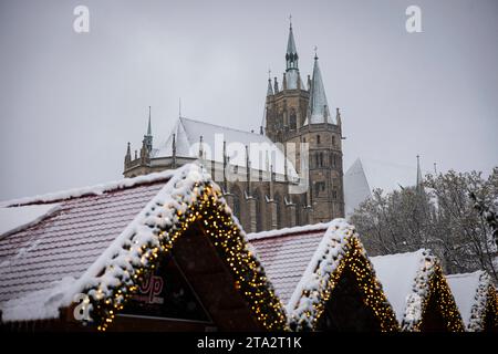 Erfurter Weihnachtsmarkt 2023 28112023 - Der Erfurter Dom St. Marien Eroeffnung des Erfurter Weihnachtsmärkte bei Schnee. Erfurt Thüringen Deutschland *** Erfurter Weihnachtsmarkt 2023 28112023 Erfurter Dom St. Marien Eröffnung des Erfurter Weihnachtsmarktes im Schnee Erfurt Thüringen Deutschland 281123 ppb-67 Credit: Imago/Alamy Live News Stockfoto