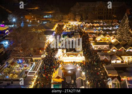 Weihnachtsmarkt Erfurt 2023 28112023 - Blick auf den Weihnachtsmarkt 2023 Eroeffnung des Erfurter Weihnachtsmärkte bei Schnee. Erfurt Thüringen Deutschland *** Weihnachtsmarkt Erfurt 2023 28112023 Ansicht des Weihnachtsmarktes 2023 Eröffnung des Erfurter Weihnachtsmarktes im Schnee Erfurt Thüringen Deutschland 281123 ppb-68 Credit: Imago/Alamy Live News Stockfoto