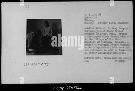 Ernest Newsome behandelt eine vietnamesische Frau während eines Krankenrufs im Dorf Hoa Phum, Republik Vietnam. Newsome, ein Mitglied der Combined Action Company, bietet den Dorfbewohnern tägliche medizinische Behandlung und leitet sie in angemessene sanitäre Maßnahmen ein. Foto des Verteidigungsministeriums (Marine Corps). Stockfoto