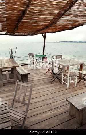 Holzterrasse und rustikales Café am Meer in Frankreich Stockfoto