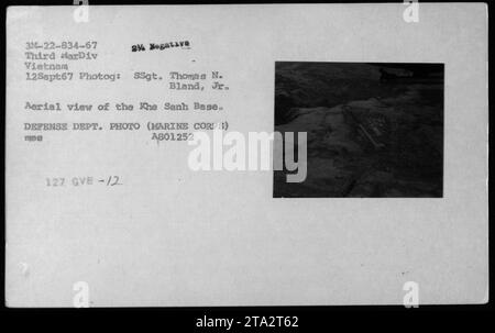 Luftaufnahme der Khe Sanh-Basis, aufgenommen am 12. September 1967 von SSgt. Thomas N. Bland Jr. Die Abbildung zeigt eine Überkopfansicht der Basis. Es wurde während des Vietnamkriegs aufgenommen und das Foto stammt aus der Marine Corps-Sammlung des Verteidigungsministeriums. Stockfoto