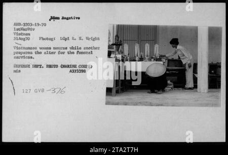 Vietnamesische Frauen trauern während der Beerdigungsvorbereitungen im August 1970. Das Bild, aufgenommen von LCpl R. E. Wright, zeigt eine Frau in Trauer, während eine andere den Altar vorbereitet. Dieses Foto war Teil einer Serie, die das zivile Leben in Vietnam während des Krieges festnahm. Quelle: DEFENSE DEPT. FOTO (MARINE CORPS) A373398. Stockfoto