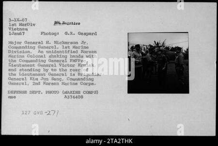 1967 Foto von General William Westmoreland, Senator Harry F. Byrd und Vizepräsident Hubert Humphrey zusammen mit Militärbeamten in Vietnam während des Vietnamkriegs. Major General H. Nickerson Jr, Commanding General der 1. Marine Division, wird beobachtet, wie er einem unbekannten koreanischen Marine Colonel die Hand schüttelt, während Generalleutnant Victor Krulak und Brigadegeneral Kim Jun beobachten. Foto des Verteidigungsministeriums." Stockfoto