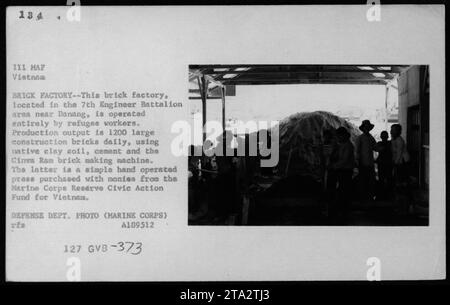 Vietnamesische Flüchtlinge arbeiteten 1967 in einer Ziegelfabrik. Die Fabrik, die sich im 7. Ingenieur-Bataillon in der Nähe von Danang befindet, produzierte täglich 1200 große Bausteine aus einheimischem Lehmboden, Zement und einer handbetriebenen Cinva RAM Ziegelherstellungsmaschine, die mit Mitteln des Marine Corps Reserve Civic Action Fund for Vietnam gekauft wurde. Stockfoto