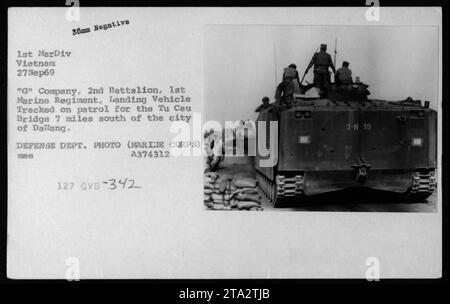Am 27. September 1969 operierte eine Militärpatrouille der G Kompanie, 2. Bataillon, 1. Marine-Regiment, in der Nähe der Tu Cau Bridge, 7 Meilen südlich von Dalang, Vietnam, mit einem Landungsfahrzeug, das entlang der Route fuhr. Stockfoto