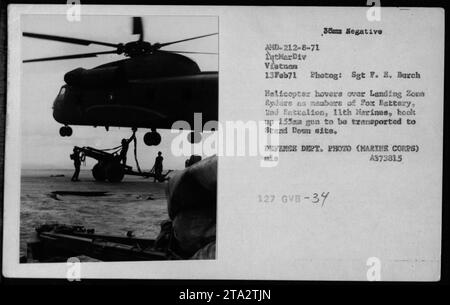 Mitglieder von Fox Battery, 2. Bataillon, 11. Marines, bringen eine 135-mm-Kanone an, die am 13. Februar 1971 per Hubschrauber zu einem Standplatz in der Landing Zone Ryders in Vietnam transportiert wird. Das Foto wurde von Sgt. Z. B. Burch aufgenommen und ist ein Foto des Verteidigungsministeriums (Marine Corps), MIS A373815 127 GVB-34. Stockfoto