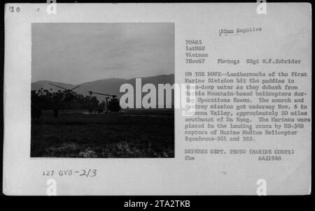 Fotounterschrift: Marines der First Marine Division waten durch knietiefes Wasser, nachdem sie während der Operation Essex am 7. November 1967 aus Hubschraubern ausgestiegen sind. Die Such- und Zerstörungsmission begann im Antenna Valley südwestlich von da Nang. Die Marines wurden mit UH-34D Hubschraubern von den Marine Medium Helicopter Squadrons 361 und 363 transportiert. Quelle: Foto des Verteidigungsministeriums (Marine Corps), A421948. Stockfoto