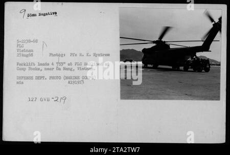 Hubschrauber CH-53 - 27. August 1968. Ein Gabelstapler lädt vier 753-Zoll-Hubschrauber auf dem FLC Hellipad in Camp Books in der Nähe von da Nang, Vietnam. Dieses Foto ist Teil der Sammlung des Verteidigungsministeriums, aufgenommen vom Fotografen des Marine Corps Pre R. K. Nystrom. (4191913 MI 127 GVB-219) Stockfoto