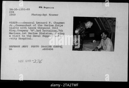 1969 besuchte General Leonard F. Chapman Jr., Kommandant des Marine Corps, Lance Corporal Bill King der Kompanie 'M', 3. Bataillon, 7. Marines, 1. Marine Division, im Naval Support Activity Hospital, um die Interaktion zwischen Offizieren und Marines zu reflektieren. Foto von Sgt. Kramer. Stockfoto