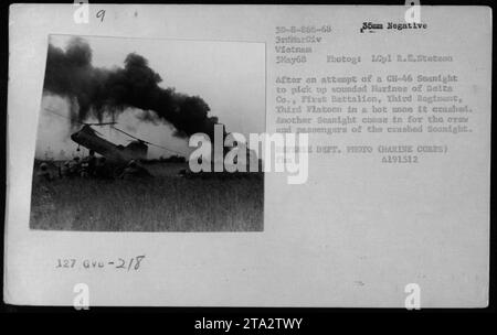 CH-46 Hubschrauber der 3. Marine Division versuchen während des Vietnamkriegs verwundete Marines in einer heißen Zone zu retten. Einer der Hubschrauber stürzt ab, was dazu führt, dass ein weiterer Hubschrauber hereinkommt, um der Besatzung und den Passagieren zu helfen. Dieses Foto wurde am 5. Mai 1968 von LCpl R.E. Stetson aufgenommen. Quelle: Verteidigungsabteilung Foto (Marine Corps) A191512. Stockfoto