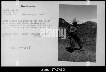 Ein Marine mit einem 60-mm-Mörser während einer Mission im Phu Loc Valley, Vietnam. Das Foto wurde am 16. Juni 1969 von GySgt Land von der 1. Marine Division aufgenommen. Die Marine ist Mitglied der K-Kompanie, 3. Bataillon, 5. Marines. FOTO DER VERTEIDIGUNGSABTEILUNG (MARINE CORPS). Stockfoto