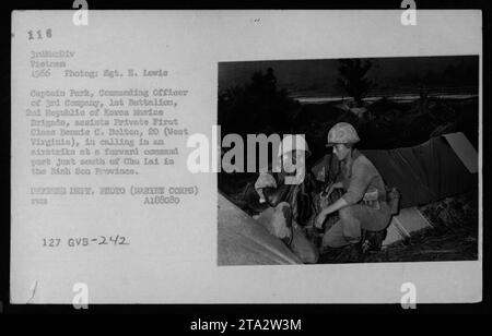 Marine Captain Park der 3. Kompanie, 1. Bataillon, 2. Marine Brigade der Republik Korea, hilft Bennie C. Belton bei einem Luftangriff auf einen vorderen Kommandoposten. Das Foto wurde 1966 von Sgt. E. Lewis aufgenommen und ist Teil der amerikanischen Militäraktivitäten während des Vietnamkriegs. Stockfoto