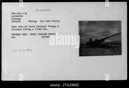 Lance Corporal Fisaga A. Aulavmea feuert am 30. Januar 1970 eine 175-mm-Kanone in Vietnam ab. Das Foto von CPL John Gentry zeigt Artillerieoperationen von der Seite aus. Stockfoto