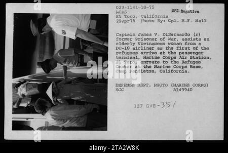 Captain James V. DiBernardo hilft einer älteren vietnamesischen Frau aus einem DC-10-Flugzeug, als die erste Gruppe von Flüchtlingen auf der Marine Corps Air Station, El Toro, eintrifft. Sie sind auf dem Weg zum Refugee Center in der Marine Corps Base in Camp Pendleton, Kalifornien. Foto am 29. April 1975. Stockfoto