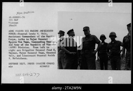 Generalleutnant Lewis W Walt, der stellvertretende Kommandant des Marine Corps, besucht am 3. November 1970 die III. Marine Amphibious Force in Vietnam. Auf dem Bild kann man sehen, wie General Walt mit Generalmajor Nguyen Van Toan spricht, dem Kommandierenden General der 2. Armee der Republik Vietnam (ARVN) Division. Ebenfalls anwesend sind Brigadegeneral Fred E. Haynes und Generalleutnant Keith B. McCutcheon. Das Foto wurde vom Fotografen des Marine Corps des Verteidigungsministeriums aufgenommen. Stockfoto