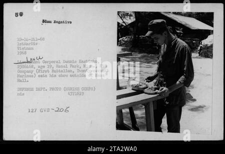 Ein Marine, Lance Corporal Dennis Kaatinko, steht vor dem Kasino und isst während des Vietnamkriegs seine Rationen. Das Foto wurde 1968 vom Verteidigungsministerium aufgenommen. Kaatinko gehörte zur H&S Company, dem 1. Bataillon der Siebenundzwanzigsten Marines. Stockfoto