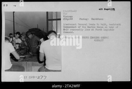 Generalleutnant Lewis Walt, stellvertretender Kommandant des Marine Corps, besucht die N-16-Umbaulinie beim Force Logistic Command während seiner Vietnam-Tour am 29. April 1968. Dieses Foto wurde von Barckhaus aufgenommen und ist ein offizielles Foto des Verteidigungsministeriums. Generalleutnant Walt beobachtet militärische Aktivitäten während des Vietnamkriegs. Stockfoto