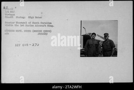 Senator Thurmond aus South Carolina besucht den 1. Marine Aircraft Wing. Dieses Foto wurde am 8. Dezember 1966 während des Vietnamkrieges aufgenommen. Auf dem Bild ist Senator Thurmond zu sehen, der mit Beamten und Beamten spricht, darunter Lyndon Johnson und Col P X Kelley. Stockfoto