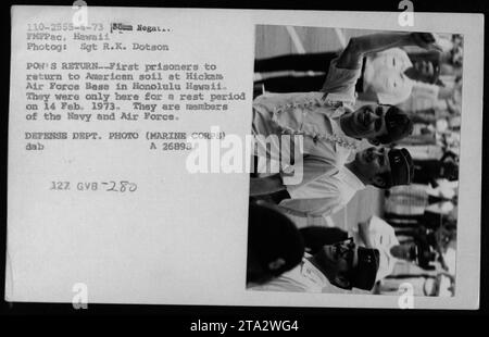 Amerikanische Kriegsgefangene, die am 14. Februar 1973 auf der Hickam Air Force Base in Honolulu, Hawaii, nach amerikanischem Boden zurückkehren. Sie waren Mitarbeiter der Marine und der Luftwaffe, die während der Operation Homecoming eine Ruhepause einlegten, wobei der Rückführungsprozess einen wichtigen Moment während des Vietnamkriegs markierte." Stockfoto