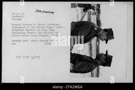 Brigadegeneral Lee Dong Tong, Commandant General 2nd Republic of Korean Marine Corps Brigade, und General Raymond G. Davis, Assistant Commandant of the Marine Corps, werden auf diesem Foto während des Vietnamkriegs gesehen. Beide Offiziere sind während des Konflikts an militärischen Aktivitäten beteiligt. Stockfoto