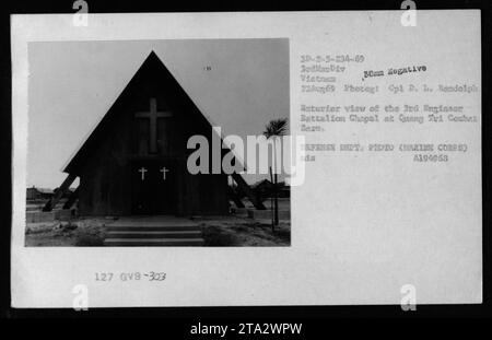 Außenansicht der Kapelle des 3. Ingenieur-Bataillons auf der Quang Tri Combat Base in Vietnam. Das Foto, aufgenommen am 22. August 1969, zeigt die Architektur der Kapelle und ihre Umgebung. Dieses Bild ist Teil einer Sammlung, die die amerikanischen Militäraktivitäten während des Vietnamkriegs dokumentiert. Stockfoto