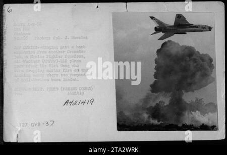 Eine Marine-Jagdgeschwader, Allwetter-312-Flugzeug, fliegt an einer großen Explosion vorbei, die von einem anderen Crusader-Jet verursacht wurde. Ziel des Jet-Angriffs war eine Gruppe von Viet Cong, die Mörserfeuer auf die Landezone feuerten, in der zwei US-Marines gelandet waren. Dieses Foto wurde am 3. Januar 1966 von Corporal J. Morales aufgenommen. Stockfoto