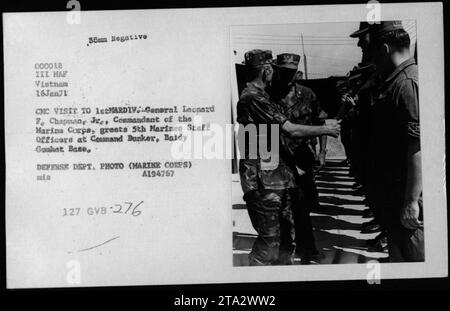 General Leonard F. Chapman, Kommandant des Marinekorps, begrüßt am 16. Januar 1971 bei seinem Besuch in der 1. Marine-Division die Stabsoffiziere der 5. Marines auf der Combat Base Baldy in Vietnam. Stockfoto