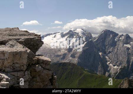 Piz Boe, Italien, Südtirol 10. Juli 2022 hier der Blick vom Piz Boe in der Sellagruppe, Dolomiten auf die bekannte Marmolada, Marmolata, Bergsteigen, Alpin, wandern, Ausblick, Panorama, Gletscher *** Piz Boe, Italien, Südtirol 10 Juli 2022 hier ist der Blick vom Piz Boe in der Sellagruppe, Dolomiten auf die berühmte Marmolada, Marmolata, Bergsteigen, Alpin, Wandern, Aussicht, Panorama, Gletscher Credit: Imago/Alamy Live News Stockfoto