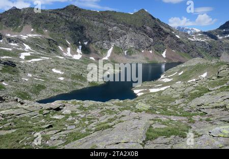 Texelgruppe, Italien, Südtirol 30. Juni 2022 hier der Blick in die Texelgruppe hoch über Meran, Meraner Land, Blick auf den Langsee, Spronser gesehen, Natursee, Bergsteigen, Alpin, Wandern, Tourismus, Kleinod, Südtirol *** Texelgruppe, Italien, Südtirol 30 Juni 2022 hier ist die Ansicht der Texelgruppe hoch über Meran, Meran, Blick auf den Langsee, Spronser gesehen, Natursee, Bergsteigen, Alpin, Wandern, Tourismus, Juwel, Südtirol Credit: Imago/Alamy Live News Stockfoto